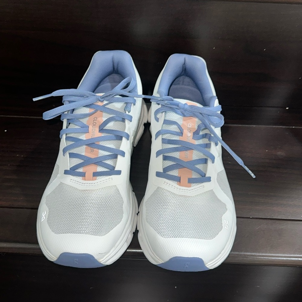 On cloud running shoes W9